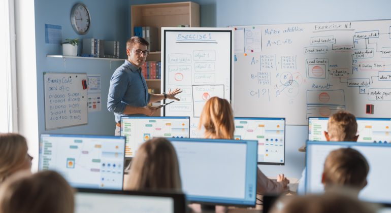 Elementary,School,Class:,Teacher,Uses,Interactive,Digital,Whiteboard,,Explains,Lesson